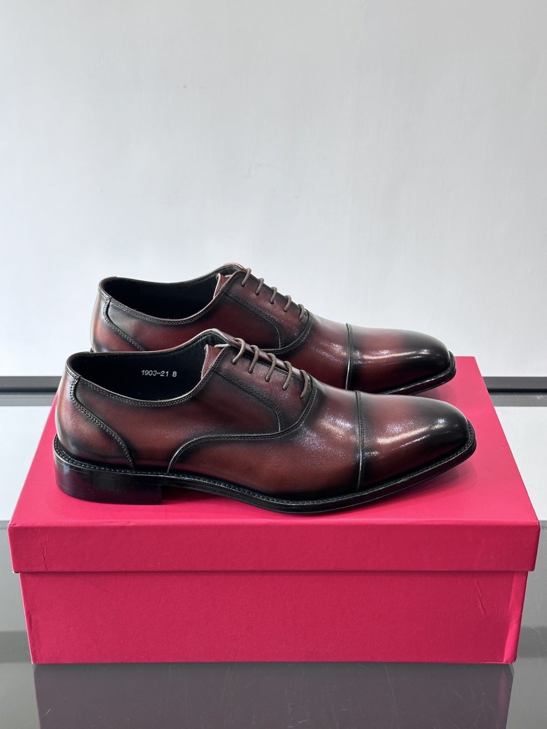 F菲拉格慕男士皮鞋👞选用进口牛皮，简约大方，经典设计，商务休闲都能轻松驾驭。真皮大底鞋底平稳，鞋型修长，