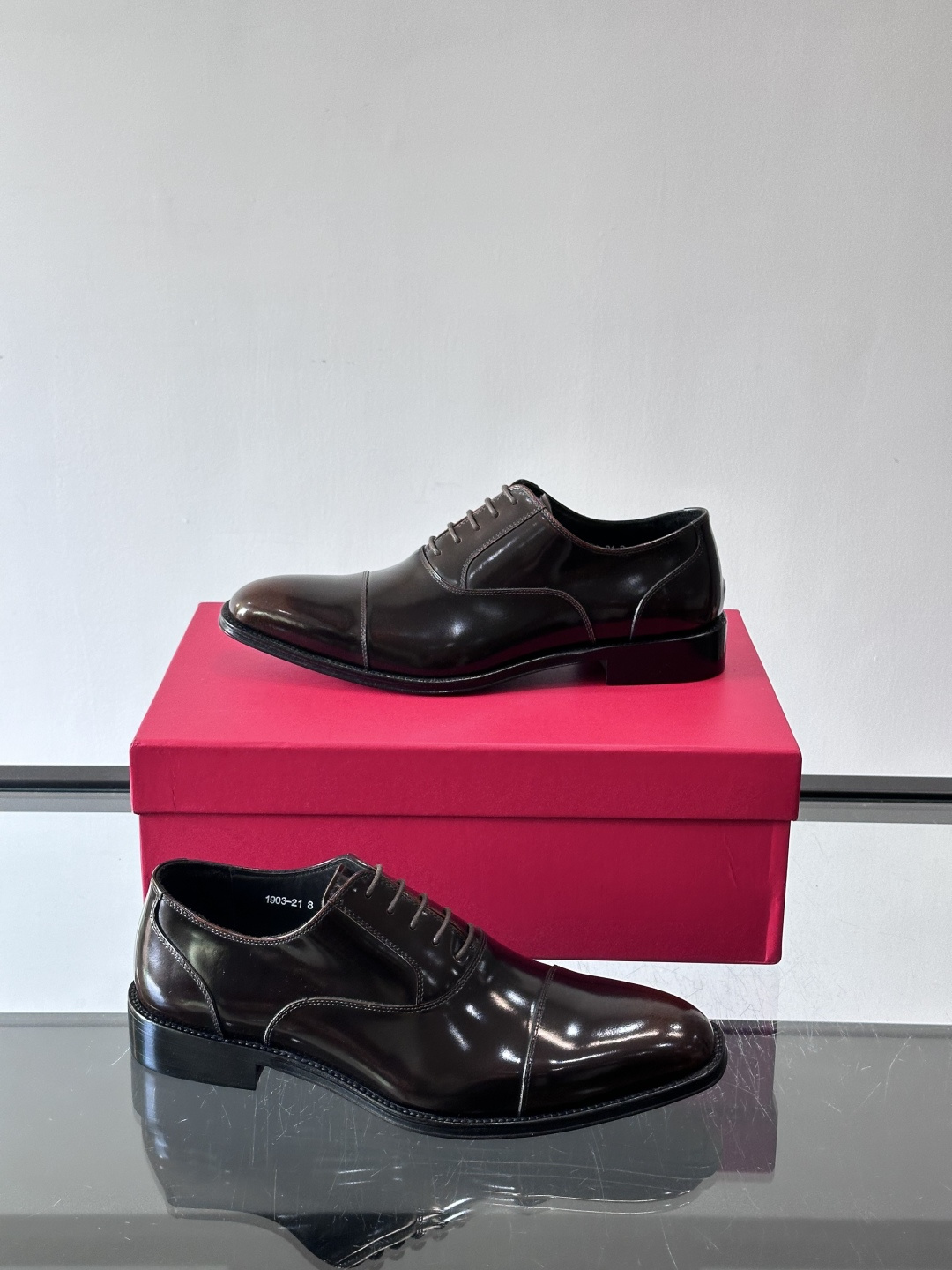 F菲拉格慕男士皮鞋👞选用进口牛皮，简约大方，经典设计，商务休闲都能轻松驾驭。真皮大底鞋底平稳，鞋型修长，