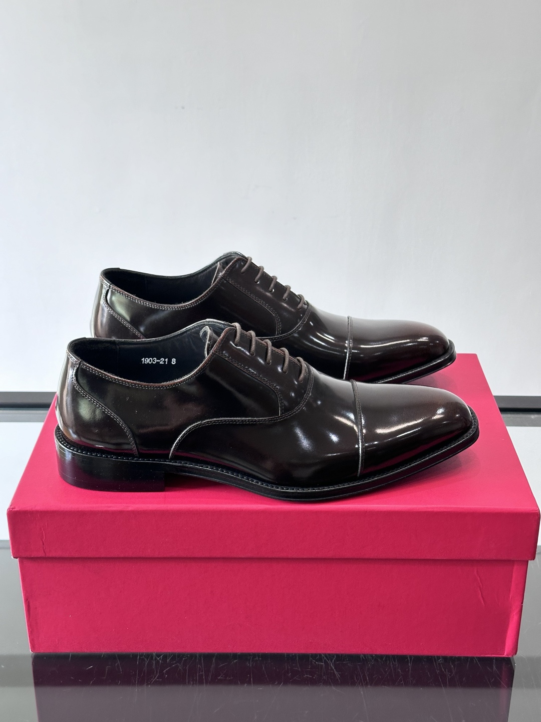 F菲拉格慕男士皮鞋👞选用进口牛皮，简约大方，经典设计，商务休闲都能轻松驾驭。真皮大底鞋底平稳，鞋型修长，