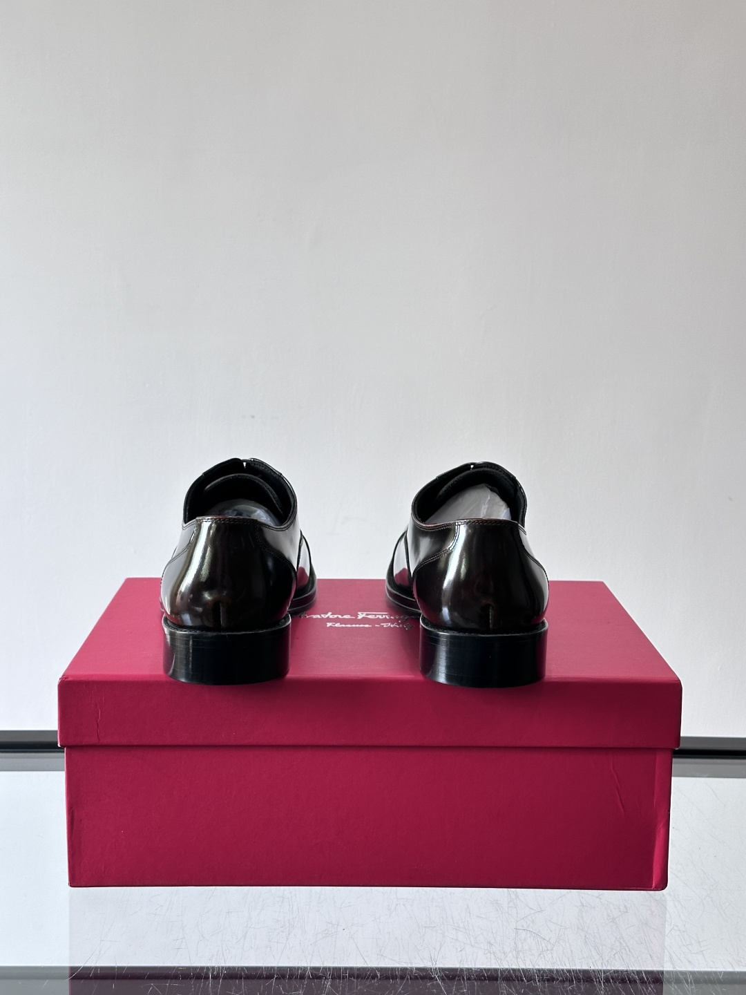 F菲拉格慕男士皮鞋👞选用进口牛皮，简约大方，经典设计，商务休闲都能轻松驾驭。真皮大底鞋底平稳，鞋型修长，