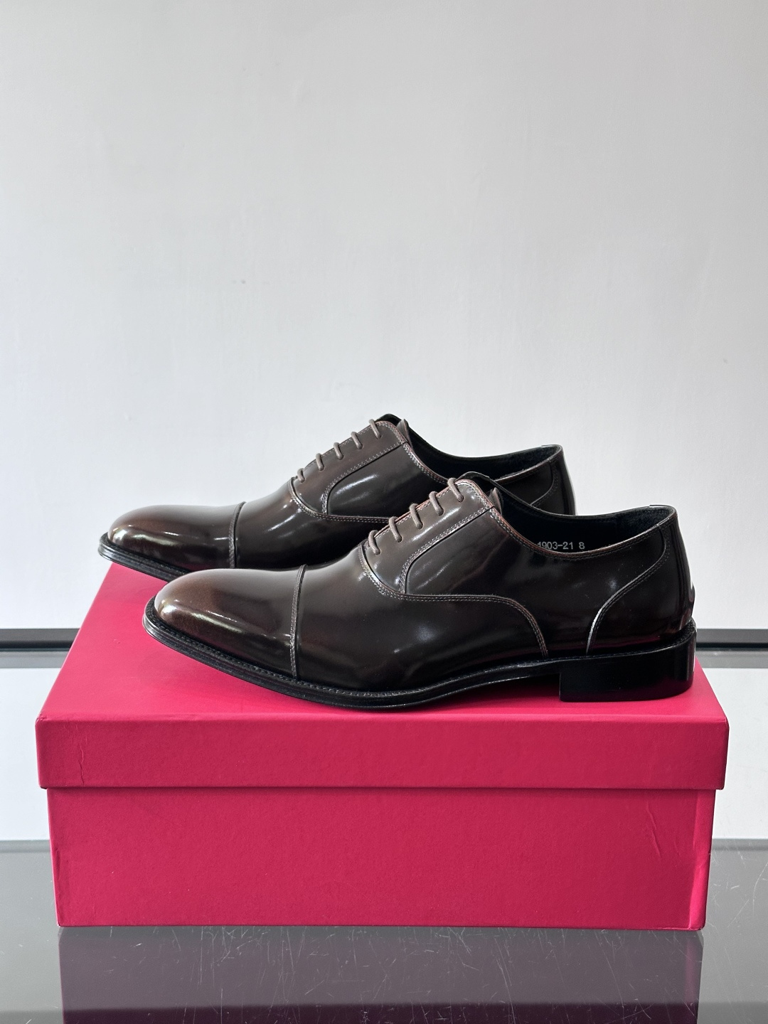 F菲拉格慕男士皮鞋👞选用进口牛皮，简约大方，经典设计，商务休闲都能轻松驾驭。真皮大底鞋底平稳，鞋型修长，