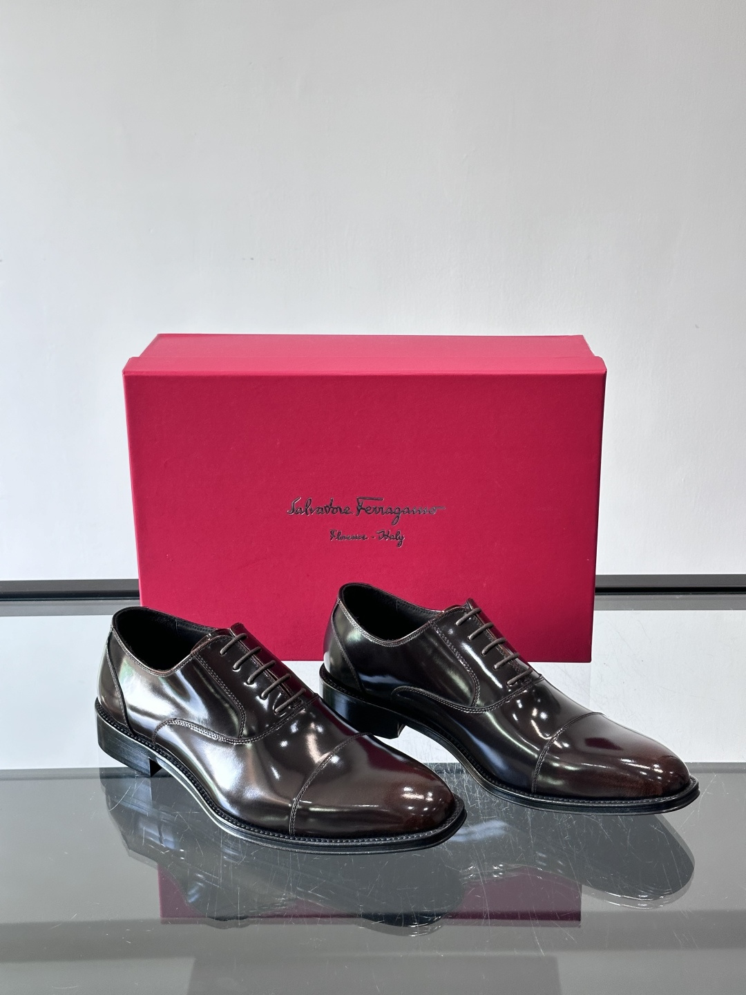 F菲拉格慕男士皮鞋👞选用进口牛皮，简约大方，经典设计，商务休闲都能轻松驾驭。真皮大底鞋底平稳，鞋型修长，