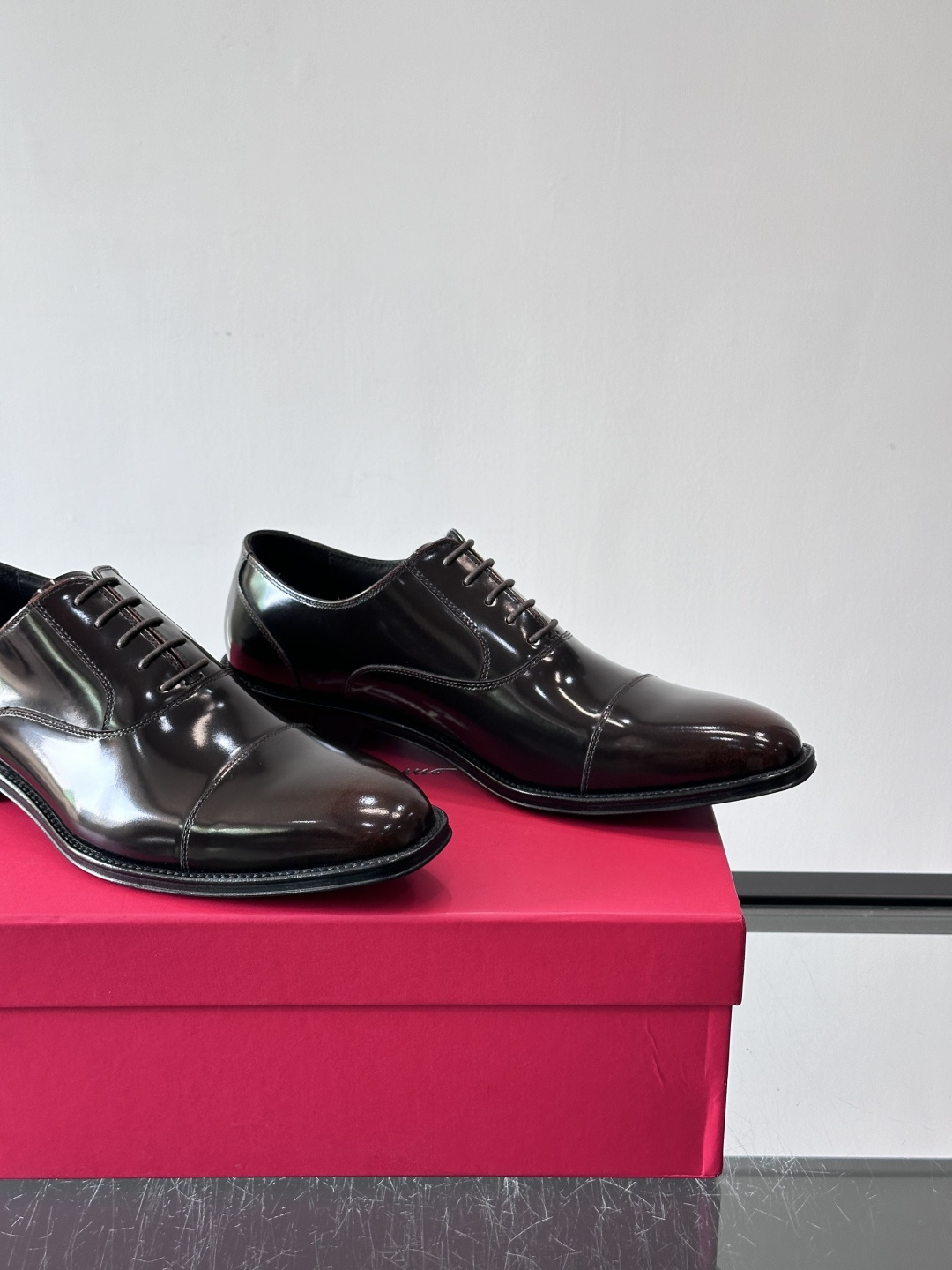 F菲拉格慕男士皮鞋👞选用进口牛皮，简约大方，经典设计，商务休闲都能轻松驾驭。真皮大底鞋底平稳，鞋型修长，