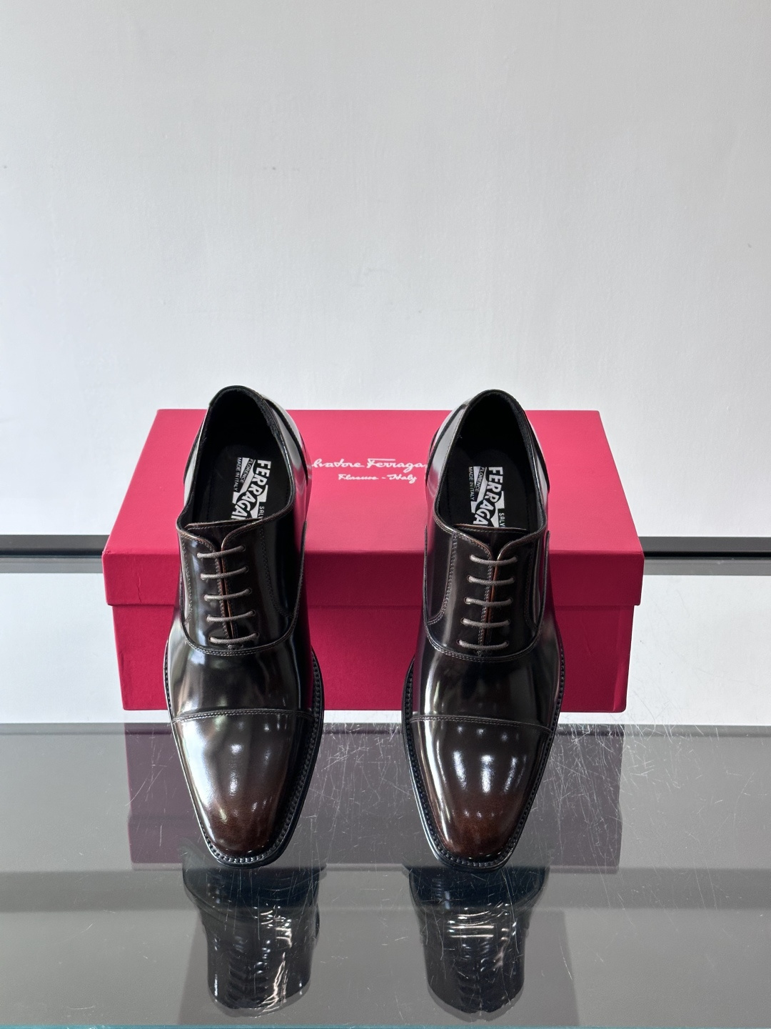 F菲拉格慕男士皮鞋👞选用进口牛皮，简约大方，经典设计，商务休闲都能轻松驾驭。真皮大底鞋底平稳，鞋型修长，