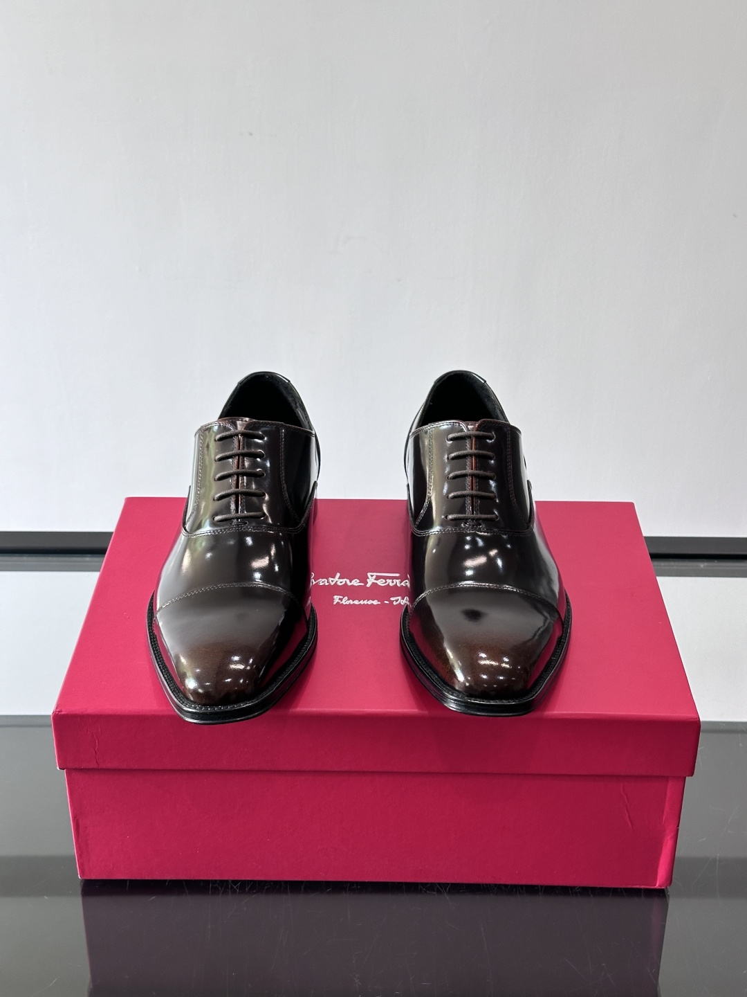 F菲拉格慕男士皮鞋👞选用进口牛皮，简约大方，经典设计，商务休闲都能轻松驾驭。真皮大底鞋底平稳，鞋型修长，