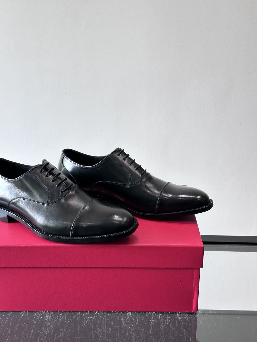 F菲拉格慕男士皮鞋👞选用进口牛皮，简约大方，经典设计，商务休闲都能轻松驾驭。真皮大底鞋底平稳，鞋型修长，