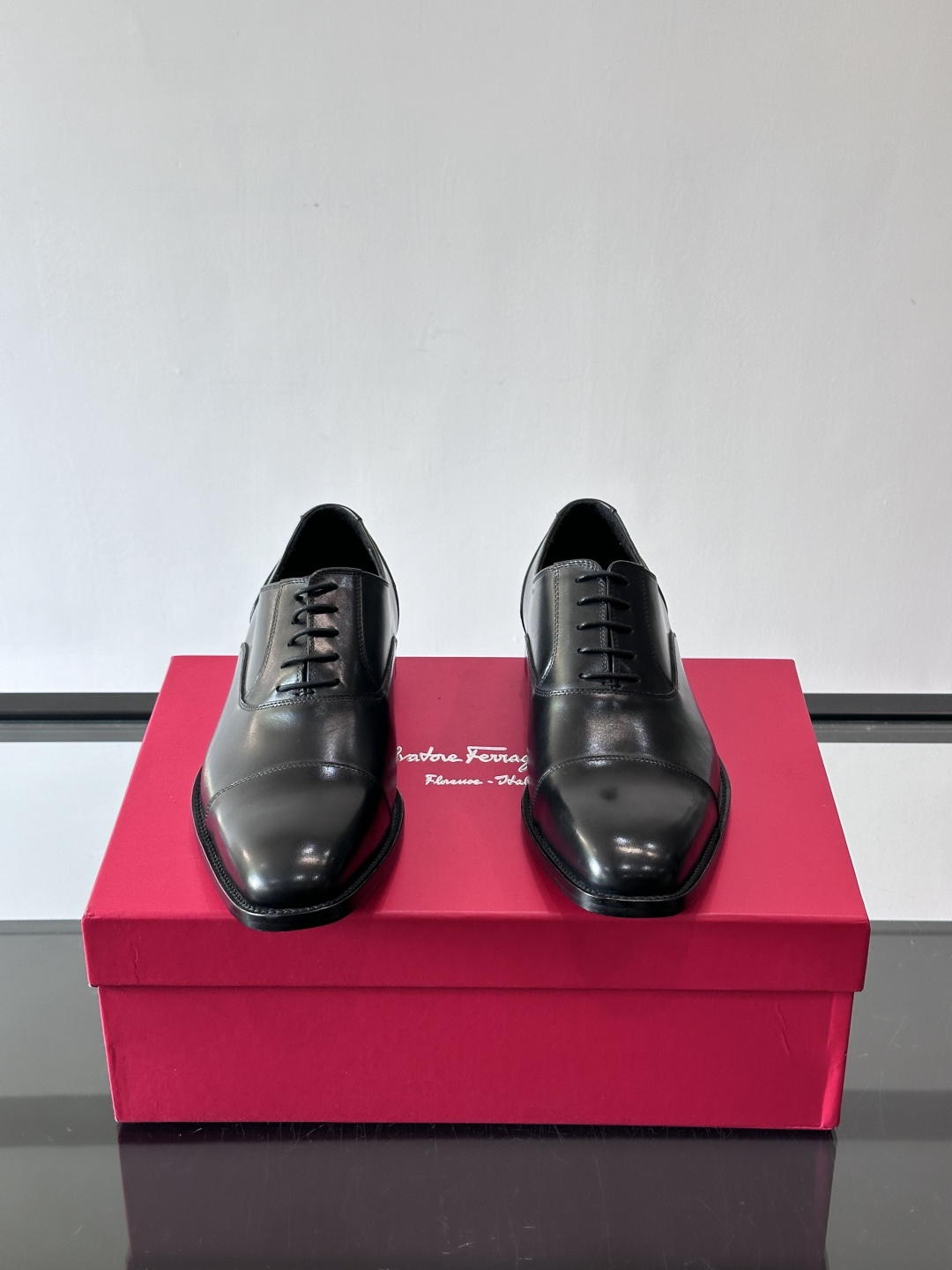 F菲拉格慕男士皮鞋👞选用进口牛皮，简约大方，经典设计，商务休闲都能轻松驾驭。真皮大底鞋底平稳，鞋型修长，