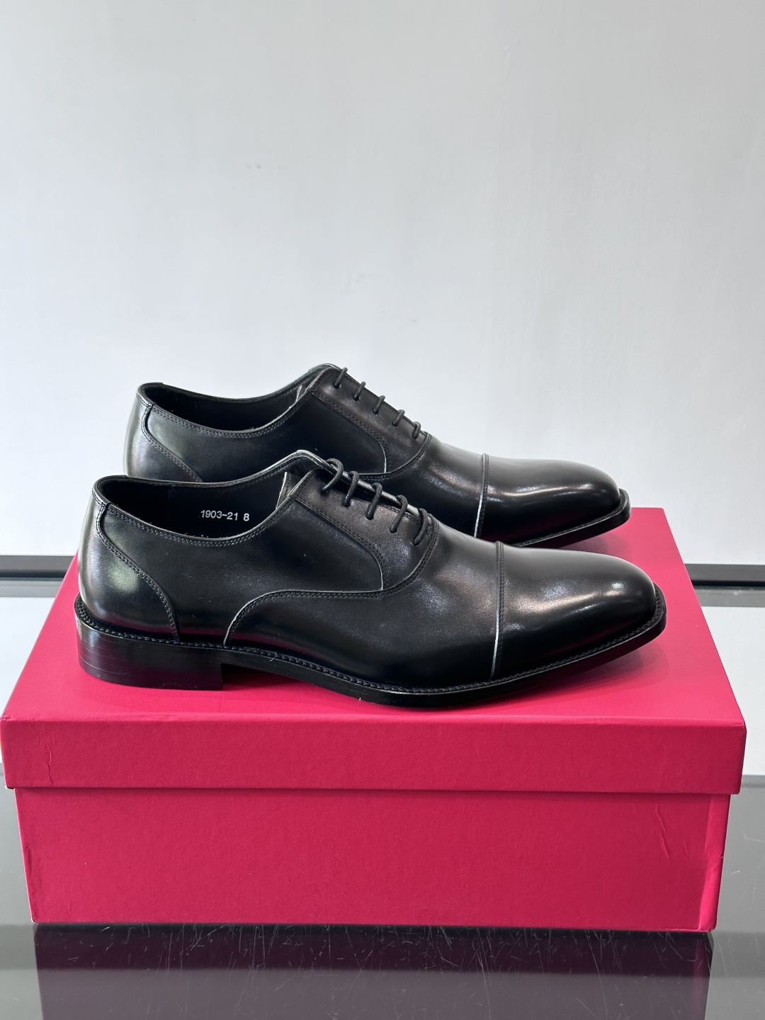 F菲拉格慕男士皮鞋👞选用进口牛皮，简约大方，经典设计，商务休闲都能轻松驾驭。真皮大底鞋底平稳，鞋型修长，