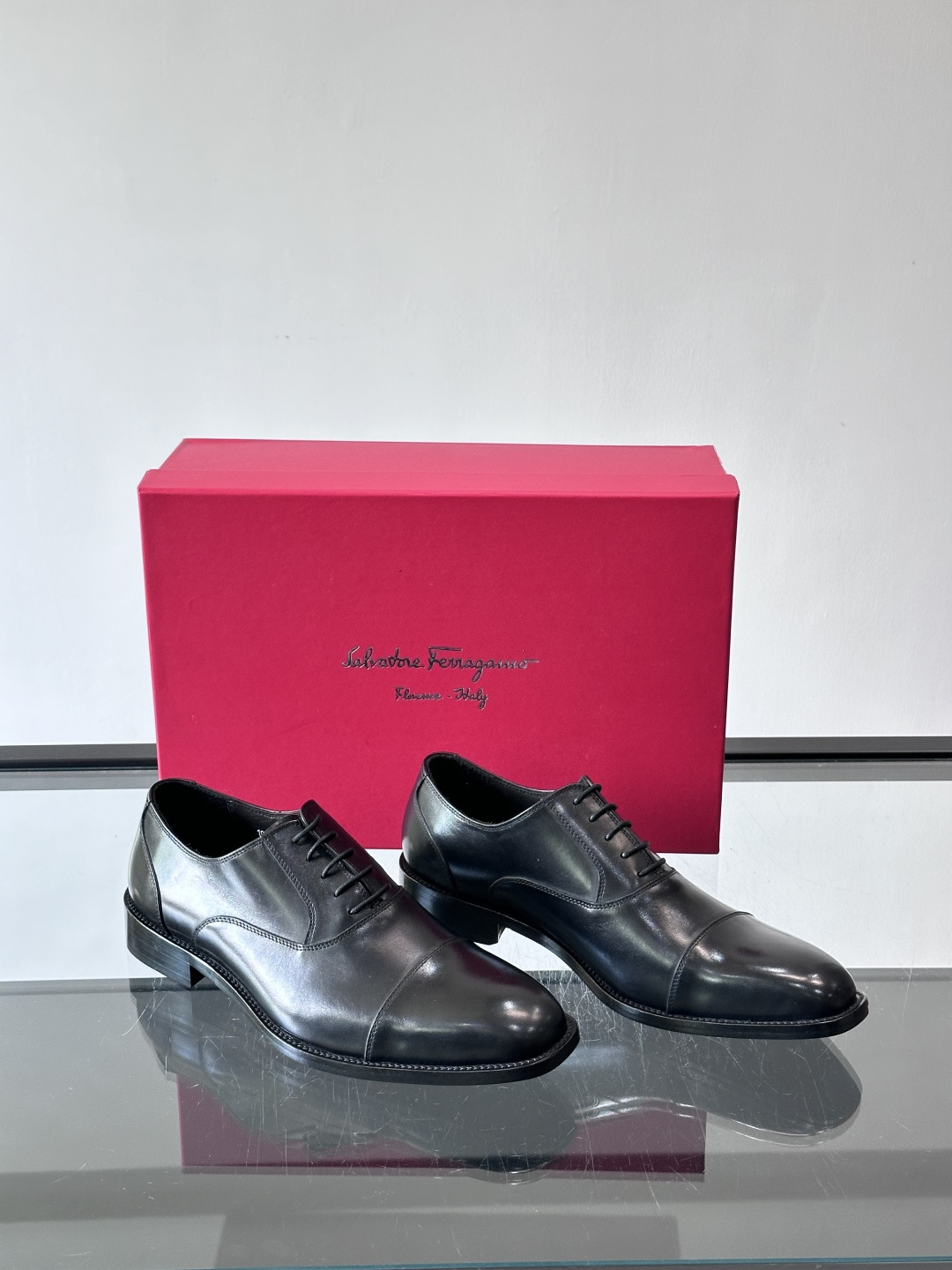 F菲拉格慕男士皮鞋👞选用进口牛皮，简约大方，经典设计，商务休闲都能轻松驾驭。真皮大底鞋底平稳，鞋型修长，