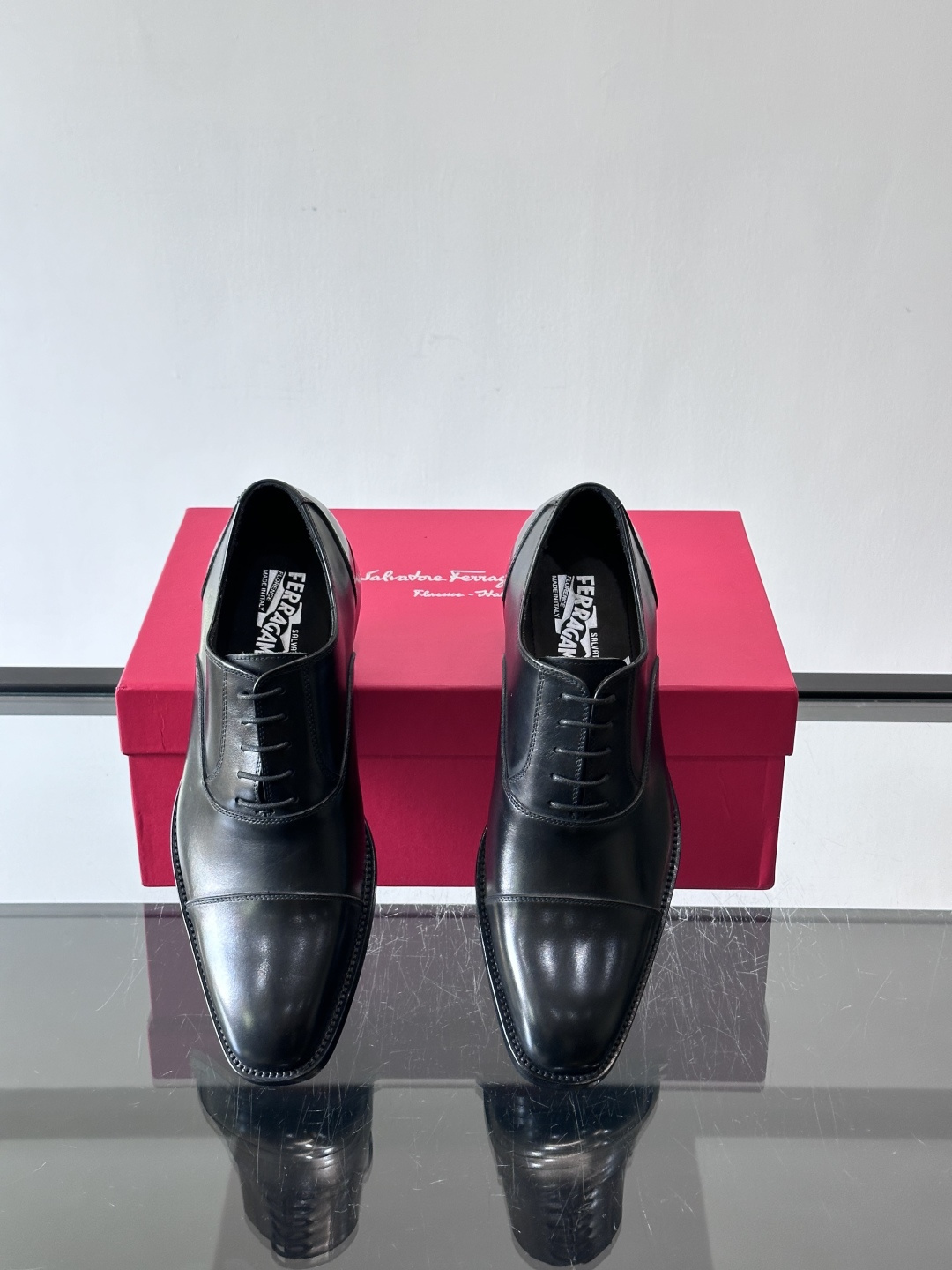 F菲拉格慕男士皮鞋👞选用进口牛皮，简约大方，经典设计，商务休闲都能轻松驾驭。真皮大底鞋底平稳，鞋型修长，