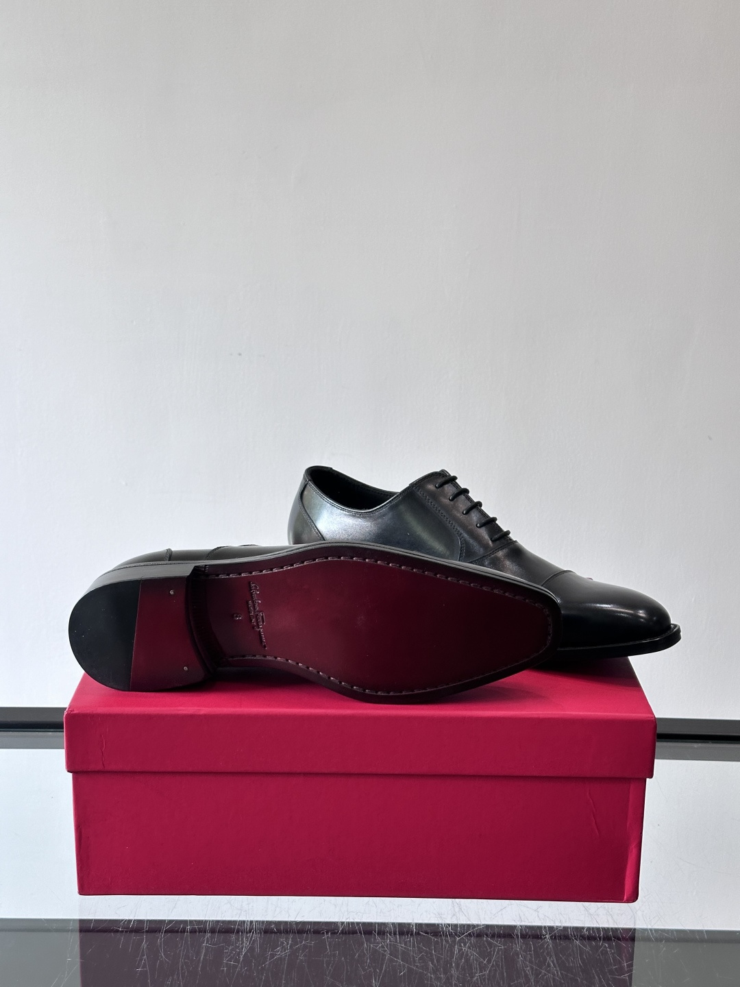 F菲拉格慕男士皮鞋👞选用进口牛皮，简约大方，经典设计，商务休闲都能轻松驾驭。真皮大底鞋底平稳，鞋型修长，