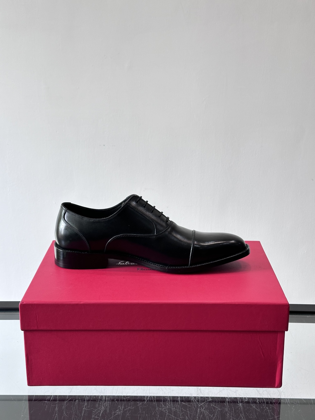 F菲拉格慕男士皮鞋👞选用进口牛皮，简约大方，经典设计，商务休闲都能轻松驾驭。真皮大底鞋底平稳，鞋型修长，