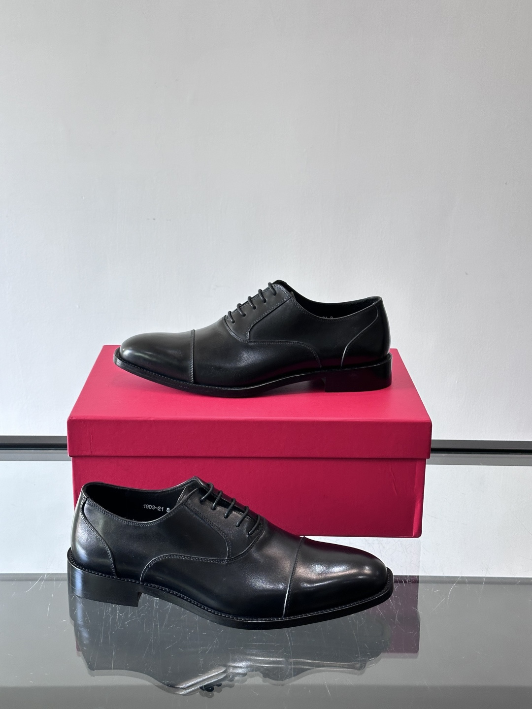 F菲拉格慕男士皮鞋👞选用进口牛皮，简约大方，经典设计，商务休闲都能轻松驾驭。真皮大底鞋底平稳，鞋型修长，