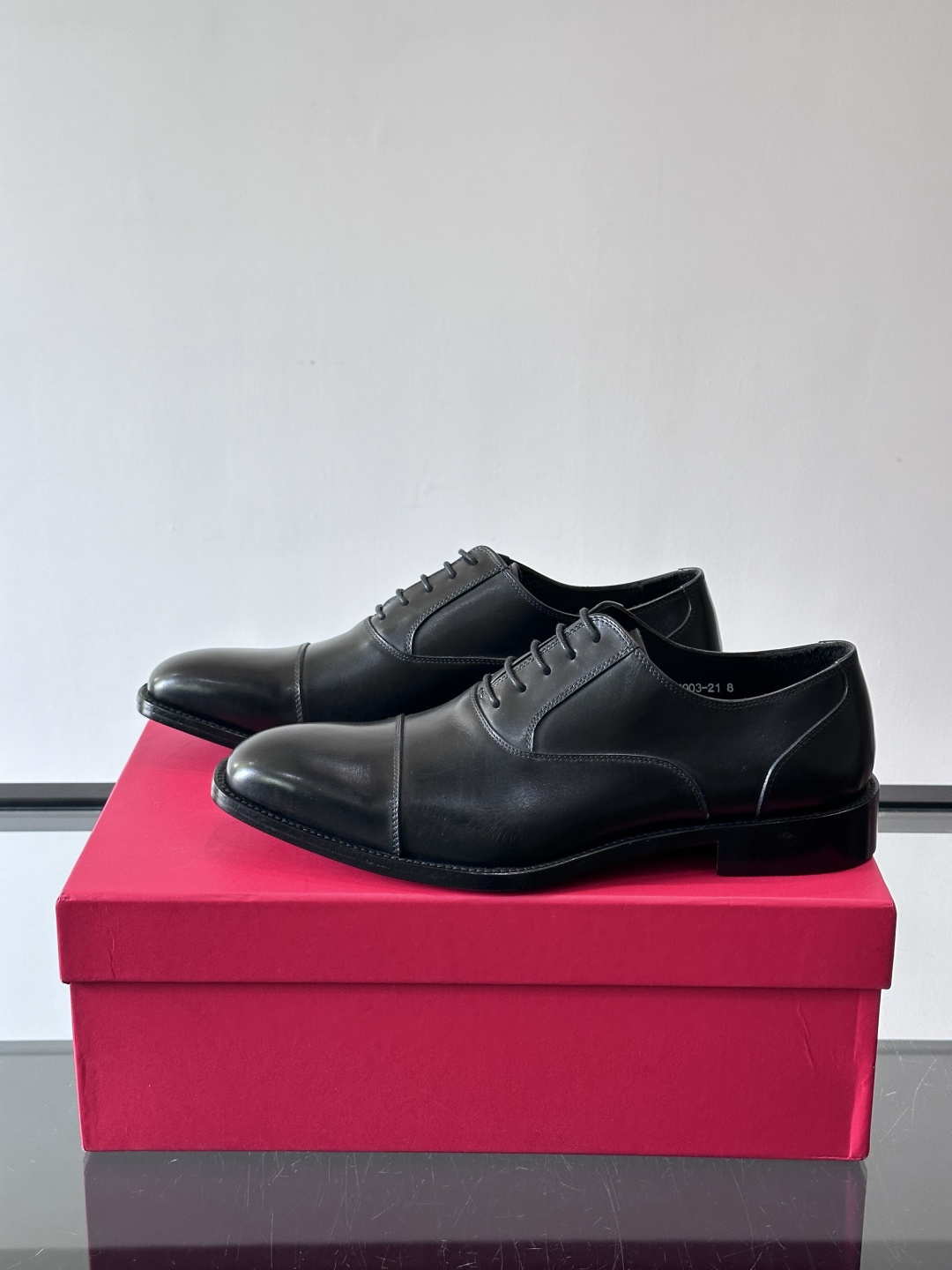 F菲拉格慕男士皮鞋👞选用进口牛皮，简约大方，经典设计，商务休闲都能轻松驾驭。真皮大底鞋底平稳，鞋型修长，