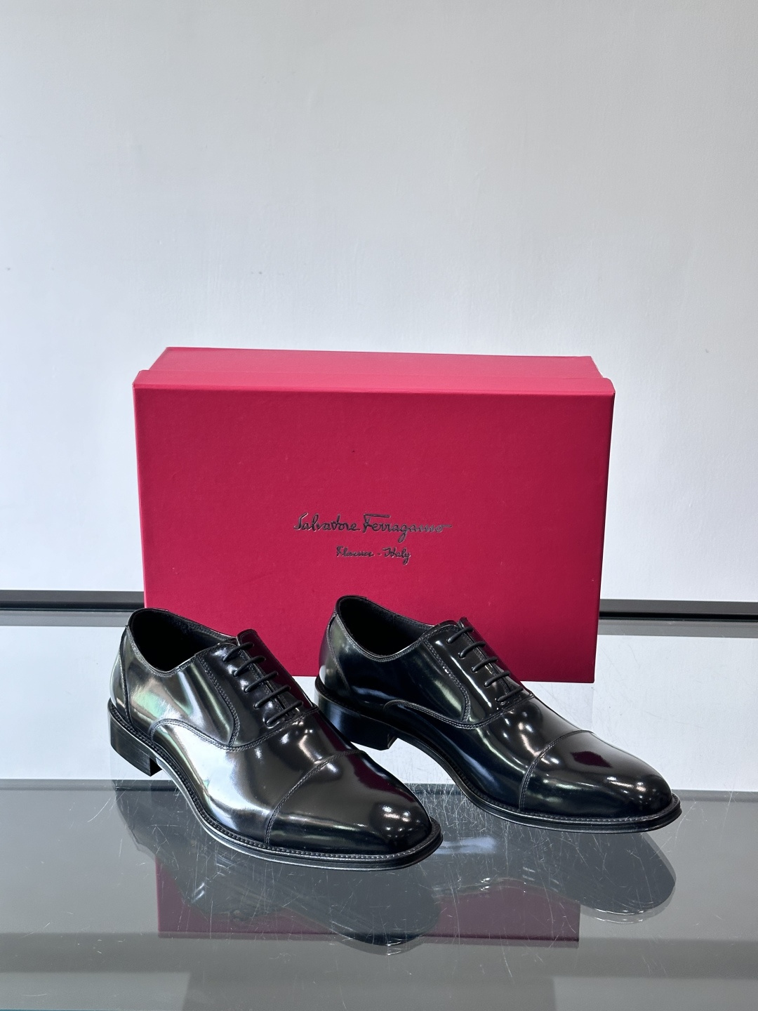 F菲拉格慕男士皮鞋👞选用进口牛皮，简约大方，经典设计，商务休闲都能轻松驾驭。真皮大底鞋底平稳，鞋型修长，