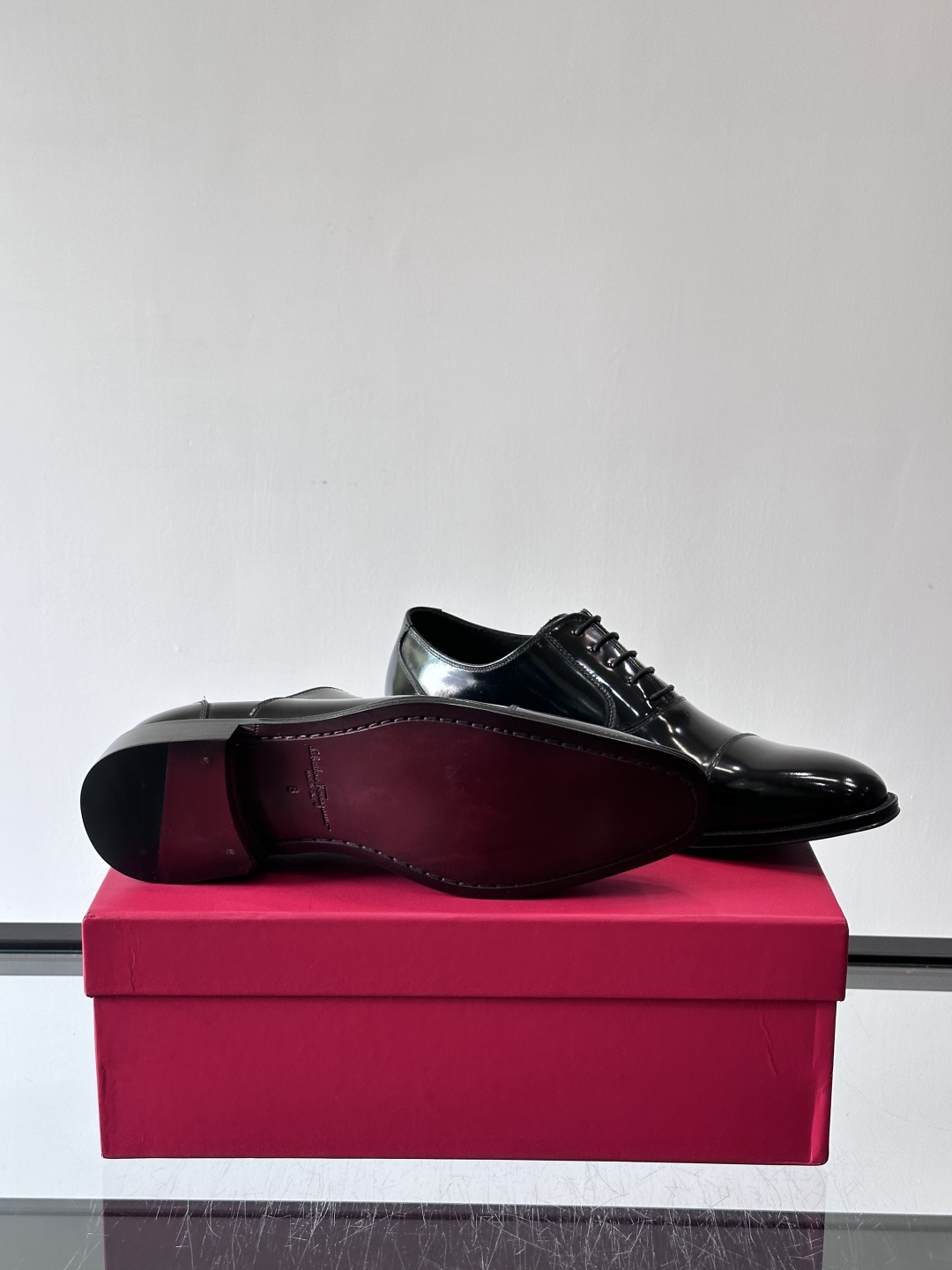 F菲拉格慕男士皮鞋👞选用进口牛皮，简约大方，经典设计，商务休闲都能轻松驾驭。真皮大底鞋底平稳，鞋型修长，