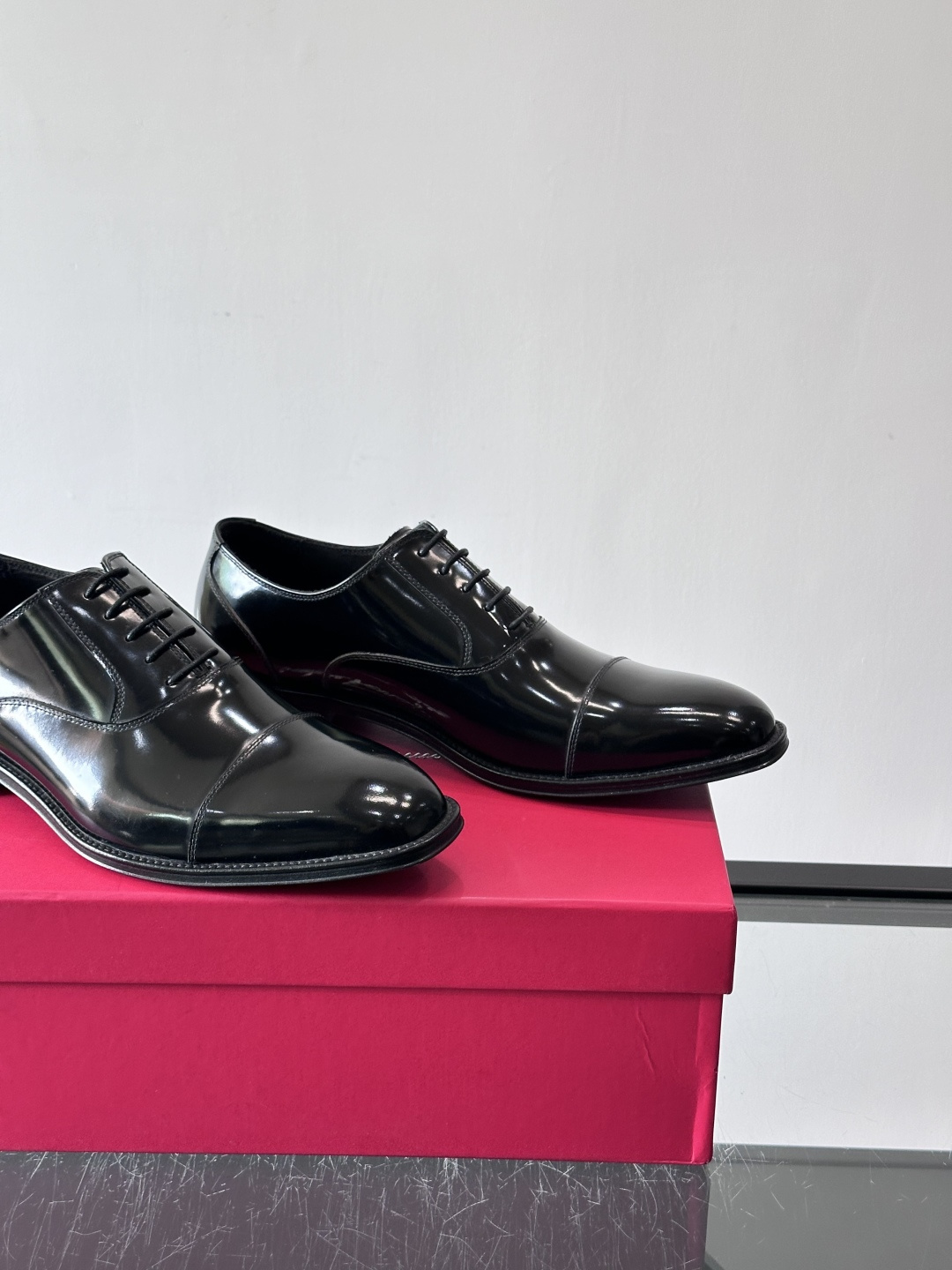 F菲拉格慕男士皮鞋👞选用进口牛皮，简约大方，经典设计，商务休闲都能轻松驾驭。真皮大底鞋底平稳，鞋型修长，