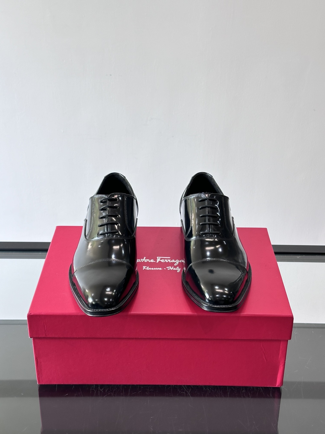 F菲拉格慕男士皮鞋👞选用进口牛皮，简约大方，经典设计，商务休闲都能轻松驾驭。真皮大底鞋底平稳，鞋型修长，