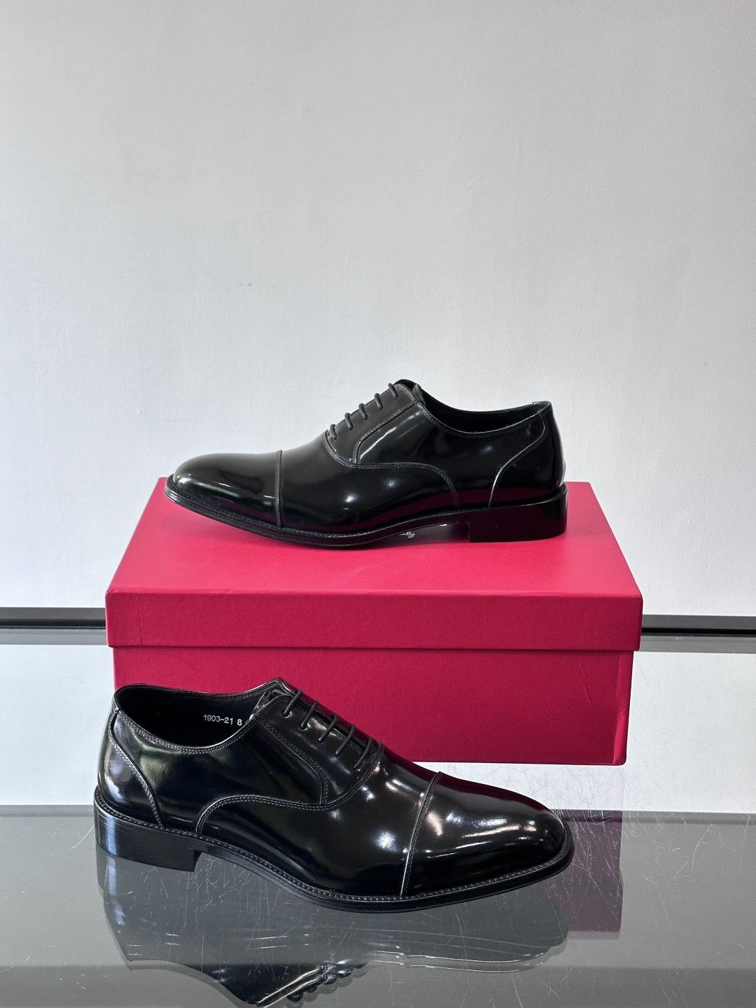 F菲拉格慕男士皮鞋👞选用进口牛皮，简约大方，经典设计，商务休闲都能轻松驾驭。真皮大底鞋底平稳，鞋型修长，