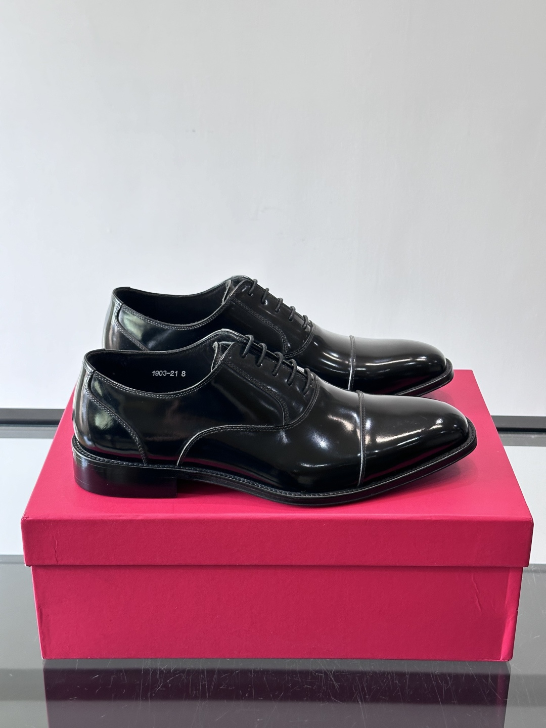 F菲拉格慕男士皮鞋👞选用进口牛皮，简约大方，经典设计，商务休闲都能轻松驾驭。真皮大底鞋底平稳，鞋型修长，