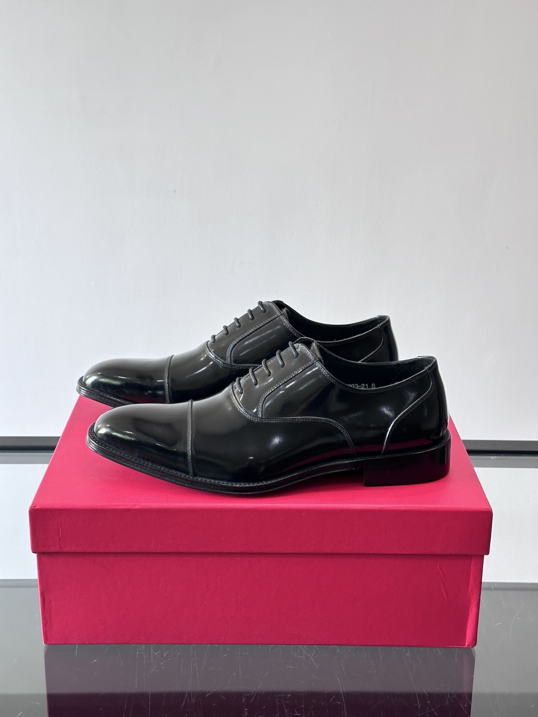 F菲拉格慕男士皮鞋👞选用进口牛皮，简约大方，经典设计，商务休闲都能轻松驾驭。真皮大底鞋底平稳，鞋型修长，