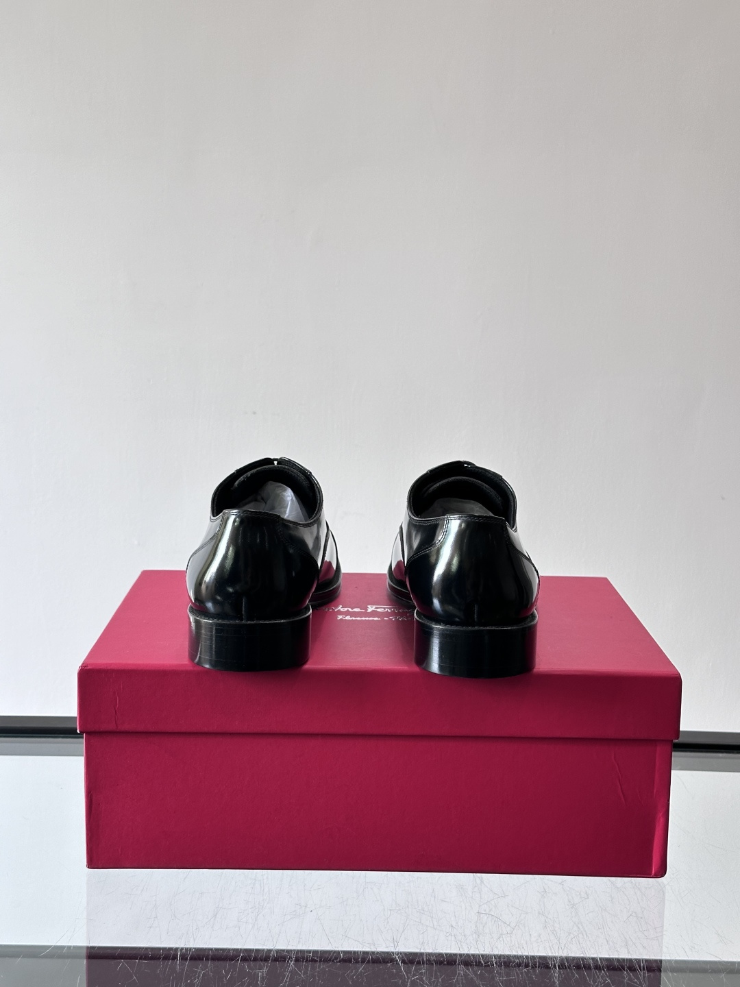 F菲拉格慕男士皮鞋👞选用进口牛皮，简约大方，经典设计，商务休闲都能轻松驾驭。真皮大底鞋底平稳，鞋型修长，