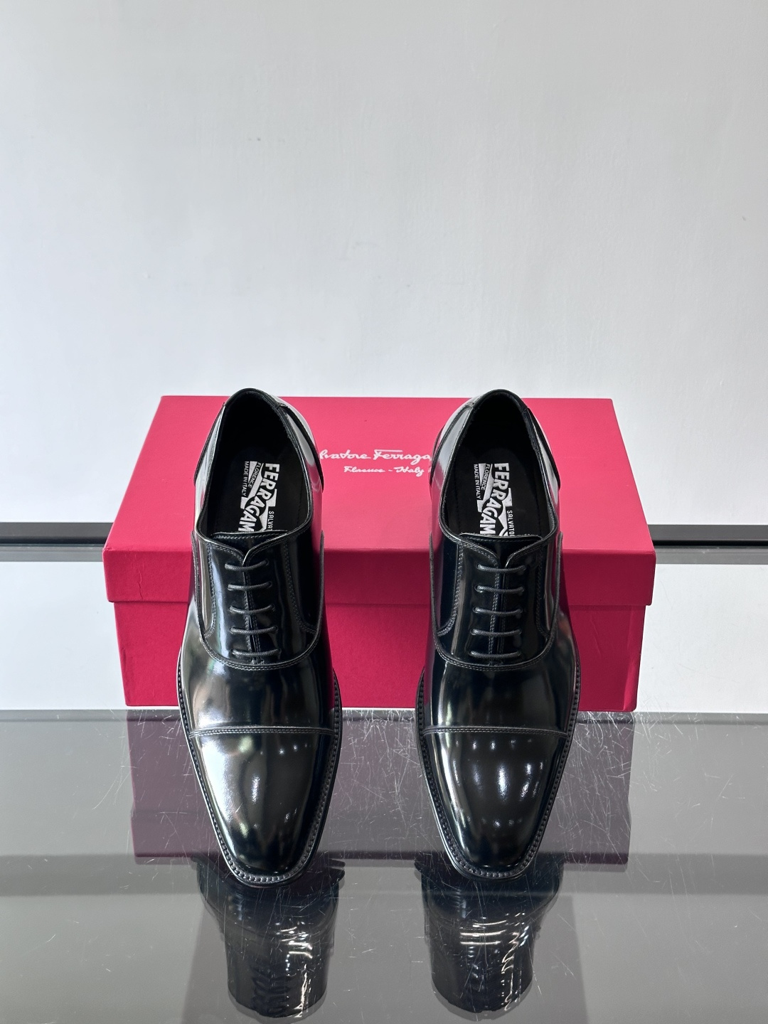 F菲拉格慕男士皮鞋👞选用进口牛皮，简约大方，经典设计，商务休闲都能轻松驾驭。真皮大底鞋底平稳，鞋型修长，