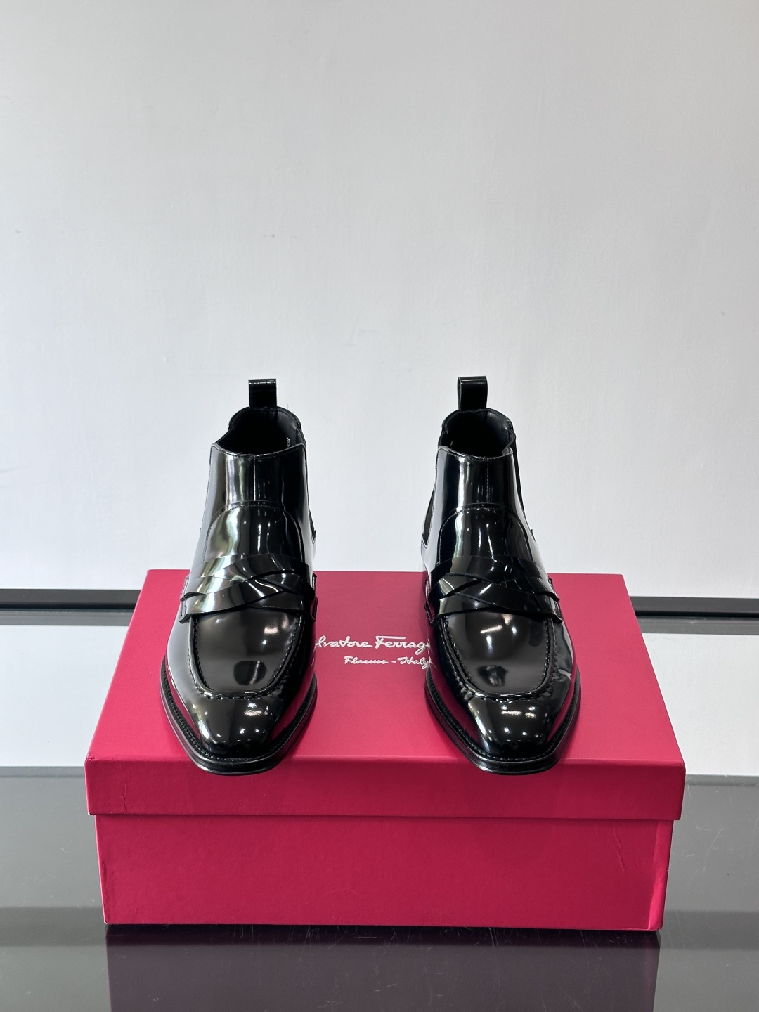 F菲拉格慕男士短靴，采用进口胎牛皮，鞋面光泽感满分，质感细腻又耐用。经典牛津设计+圆头，商务正式场合都能