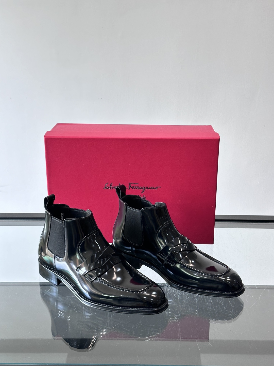 F菲拉格慕男士短靴，采用进口胎牛皮，鞋面光泽感满分，质感细腻又耐用。经典牛津设计+圆头，商务正式场合都能