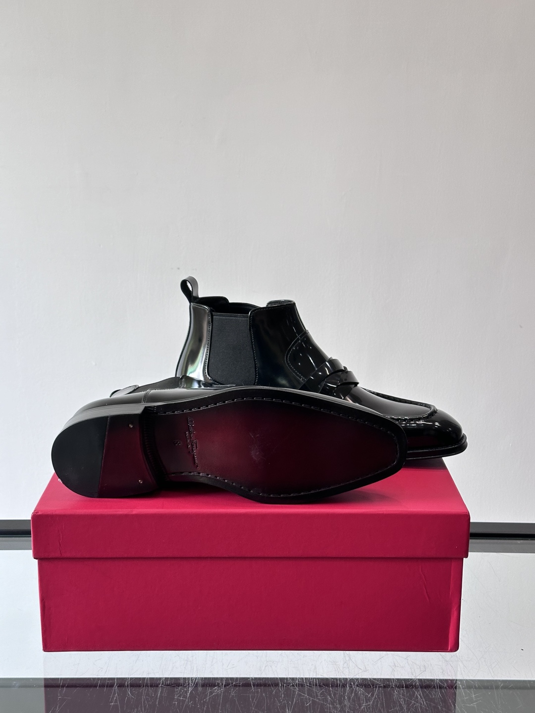 F菲拉格慕男士短靴，采用进口胎牛皮，鞋面光泽感满分，质感细腻又耐用。经典牛津设计+圆头，商务正式场合都能