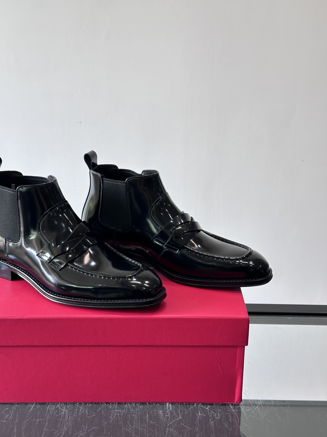 F菲拉格慕男士短靴，采用进口胎牛皮，鞋面光泽感满分，质感细腻又耐用。经典牛津设计+圆头，商务正式场合都能