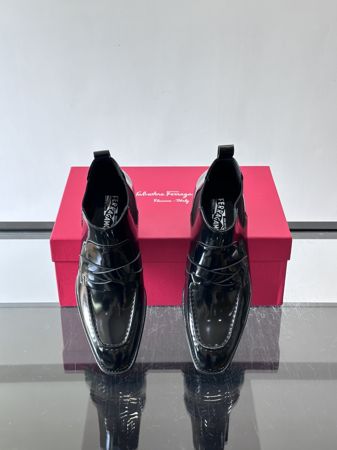 F菲拉格慕男士短靴，采用进口胎牛皮，鞋面光泽感满分，质感细腻又耐用。经典牛津设计+圆头，商务正式场合都能