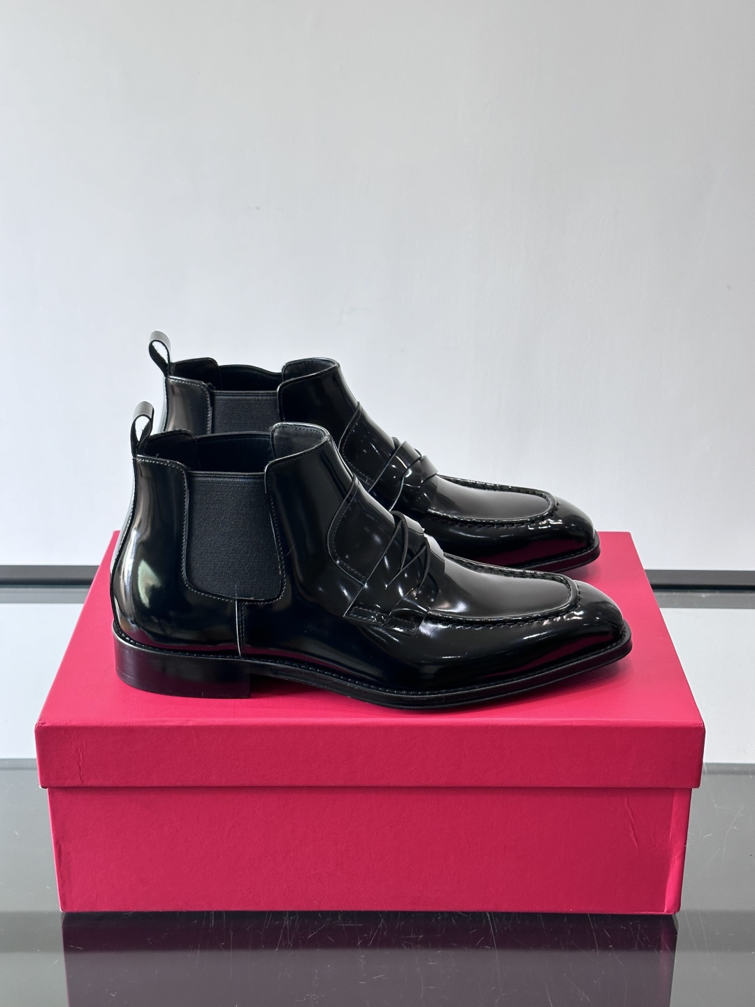 F菲拉格慕男士短靴，采用进口胎牛皮，鞋面光泽感满分，质感细腻又耐用。经典牛津设计+圆头，商务正式场合都能