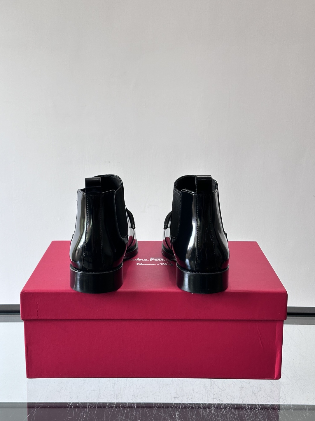 F菲拉格慕男士短靴，采用进口胎牛皮，鞋面光泽感满分，质感细腻又耐用。经典牛津设计+圆头，商务正式场合都能