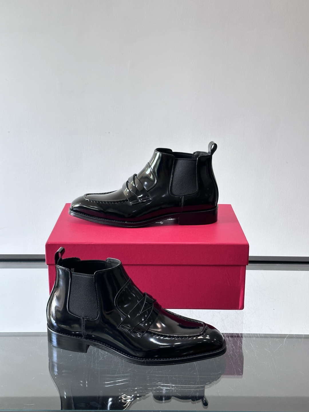 F菲拉格慕男士短靴，采用进口胎牛皮，鞋面光泽感满分，质感细腻又耐用。经典牛津设计+圆头，商务正式场合都能