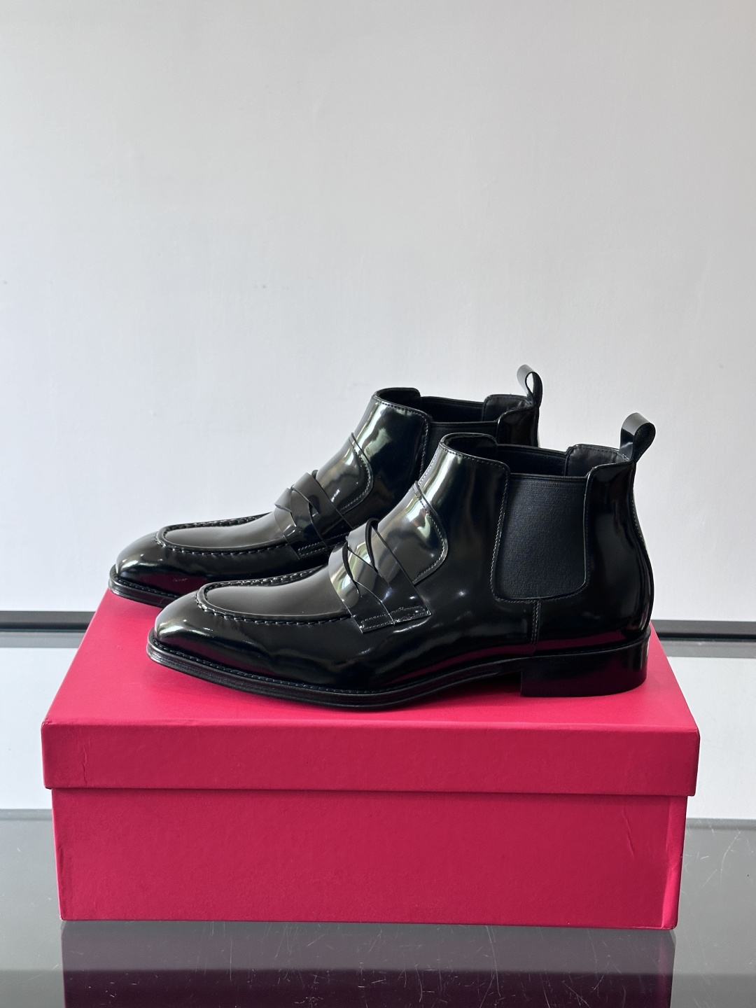 F菲拉格慕男士短靴，采用进口胎牛皮，鞋面光泽感满分，质感细腻又耐用。经典牛津设计+圆头，商务正式场合都能