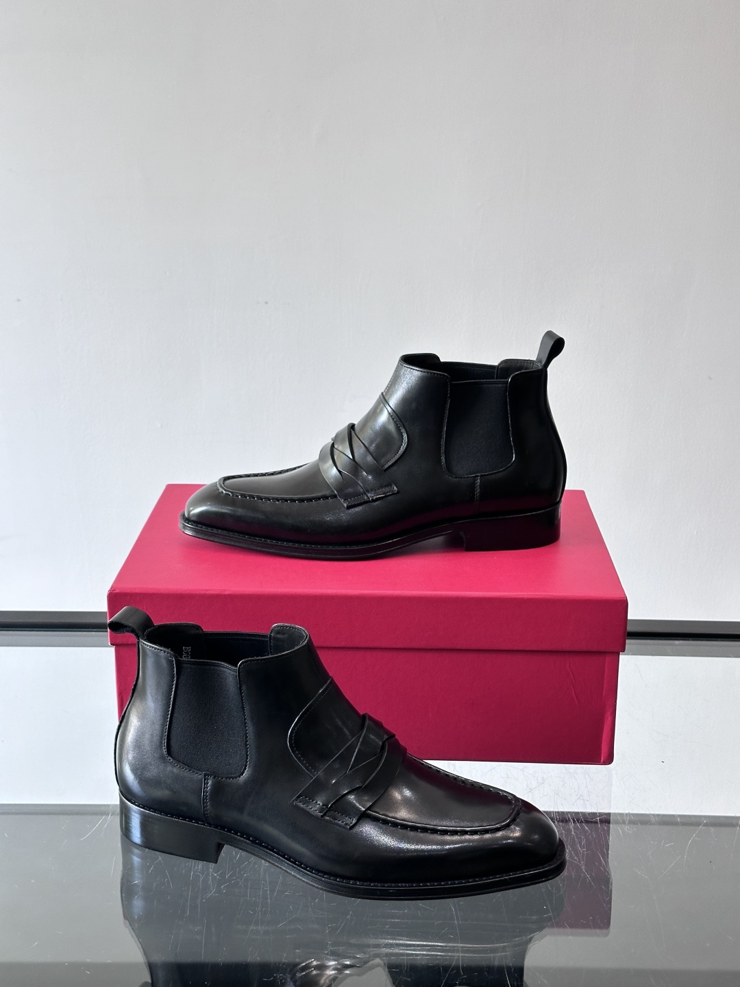 F菲拉格慕男士短靴，采用进口胎牛皮，鞋面光泽感满分，质感细腻又耐用。经典牛津设计+圆头，商务正式场合都能