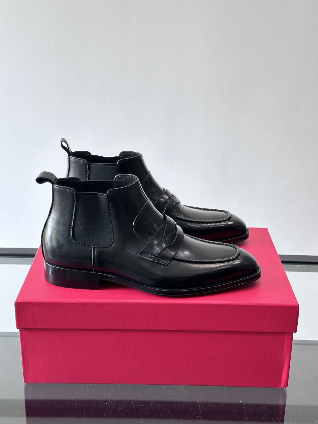 F菲拉格慕男士短靴，采用进口胎牛皮，鞋面光泽感满分，质感细腻又耐用。经典牛津设计+圆头，商务正式场合都能