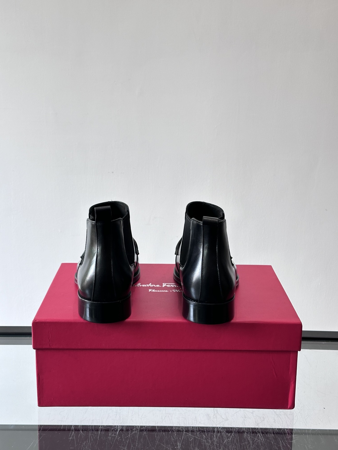 F菲拉格慕男士短靴，采用进口胎牛皮，鞋面光泽感满分，质感细腻又耐用。经典牛津设计+圆头，商务正式场合都能