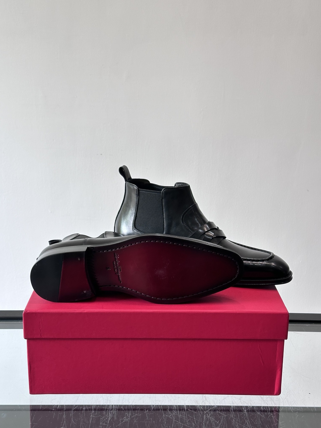 F菲拉格慕男士短靴，采用进口胎牛皮，鞋面光泽感满分，质感细腻又耐用。经典牛津设计+圆头，商务正式场合都能