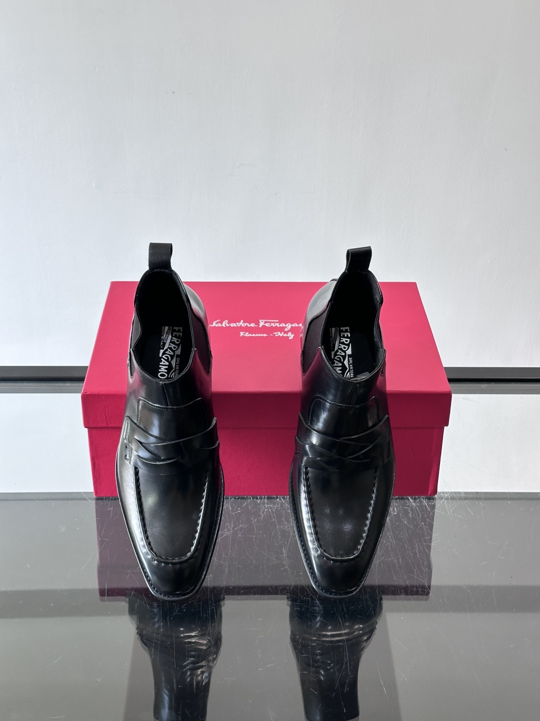 F菲拉格慕男士短靴，采用进口胎牛皮，鞋面光泽感满分，质感细腻又耐用。经典牛津设计+圆头，商务正式场合都能