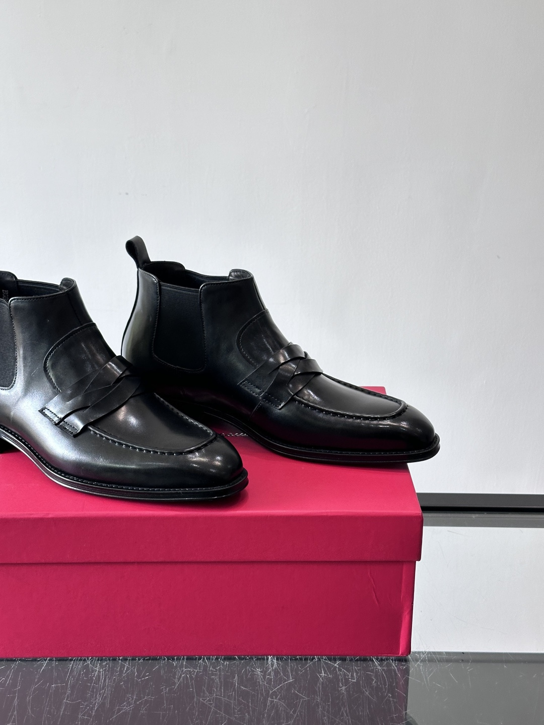 F菲拉格慕男士短靴，采用进口胎牛皮，鞋面光泽感满分，质感细腻又耐用。经典牛津设计+圆头，商务正式场合都能