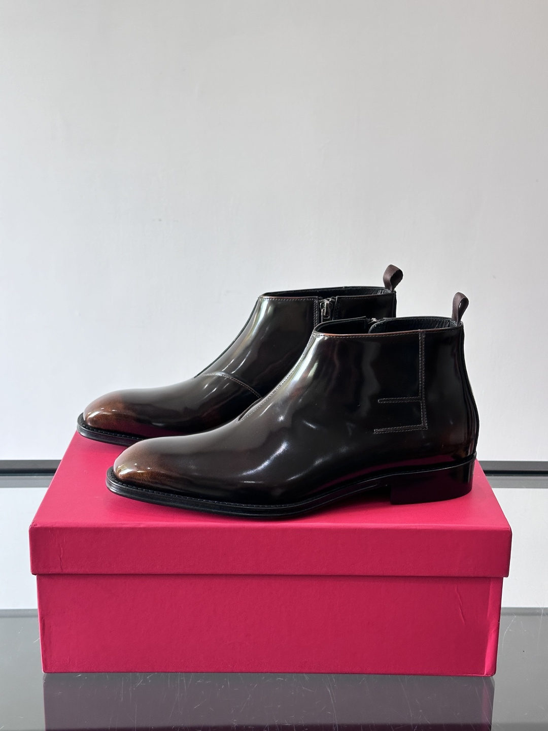 F菲拉格慕男士短靴，采用进口胎牛皮，鞋面光泽感满分，质感细腻又耐用。经典牛津设计+圆头，商务正式场合都能