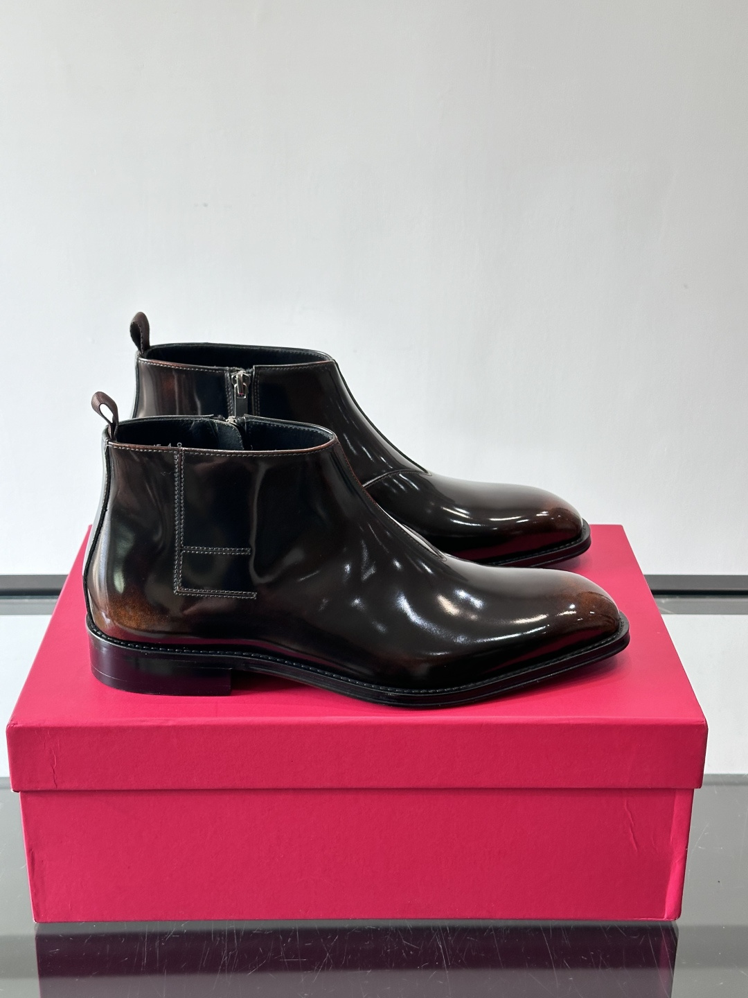 F菲拉格慕男士短靴，采用进口胎牛皮，鞋面光泽感满分，质感细腻又耐用。经典牛津设计+圆头，商务正式场合都能