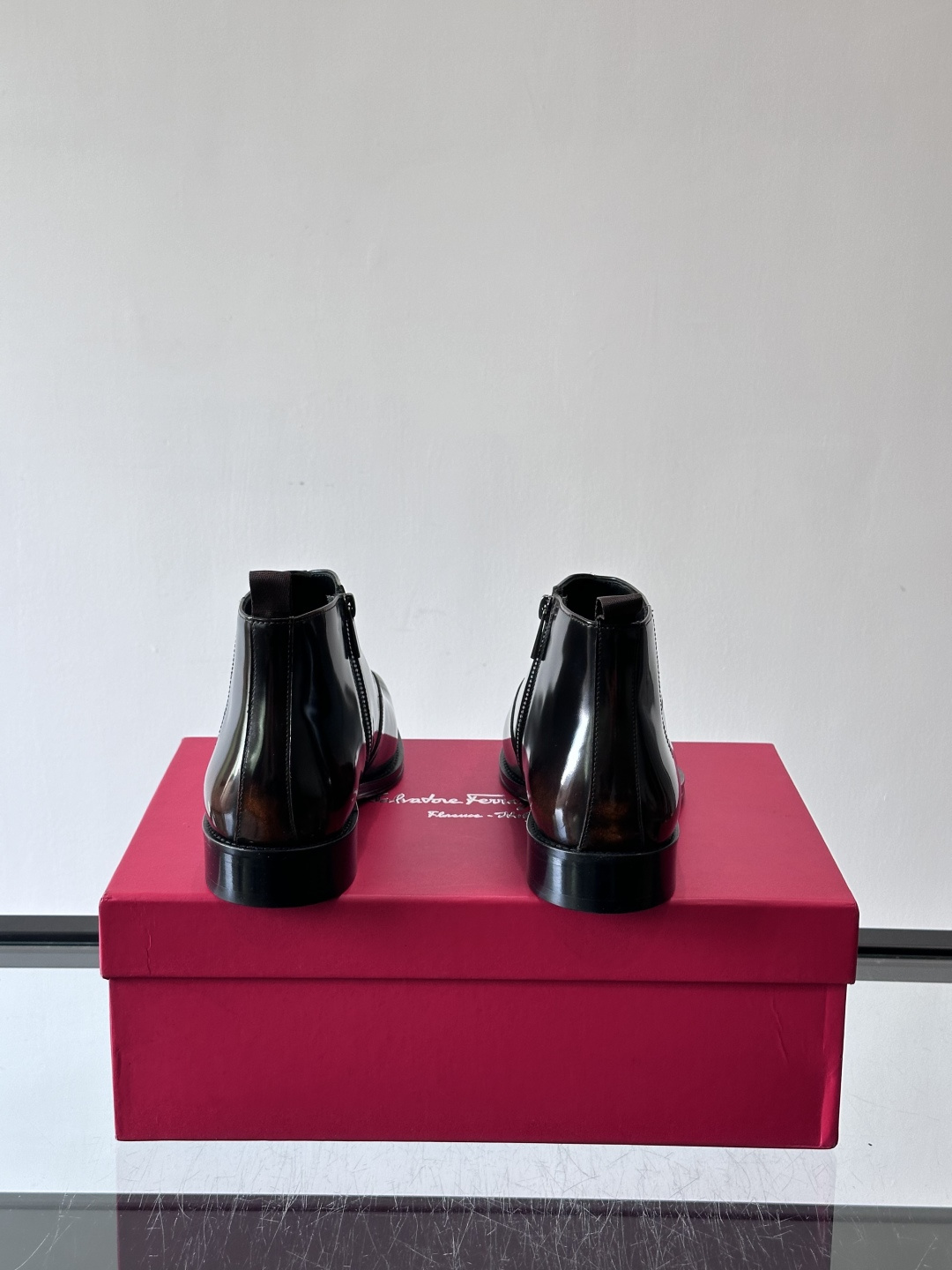 F菲拉格慕男士短靴，采用进口胎牛皮，鞋面光泽感满分，质感细腻又耐用。经典牛津设计+圆头，商务正式场合都能