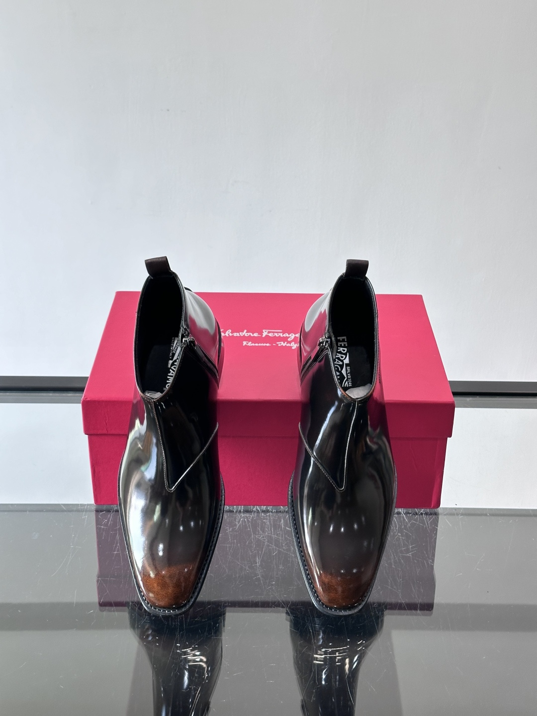 F菲拉格慕男士短靴，采用进口胎牛皮，鞋面光泽感满分，质感细腻又耐用。经典牛津设计+圆头，商务正式场合都能