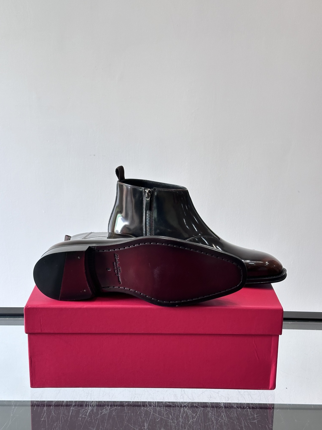 F菲拉格慕男士短靴，采用进口胎牛皮，鞋面光泽感满分，质感细腻又耐用。经典牛津设计+圆头，商务正式场合都能