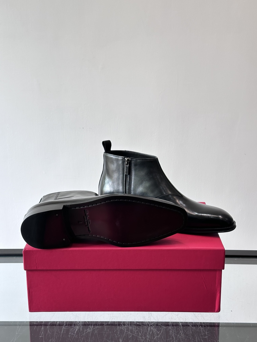 F菲拉格慕男士短靴，采用进口胎牛皮，鞋面光泽感满分，质感细腻又耐用。经典牛津设计+圆头，商务正式场合都能