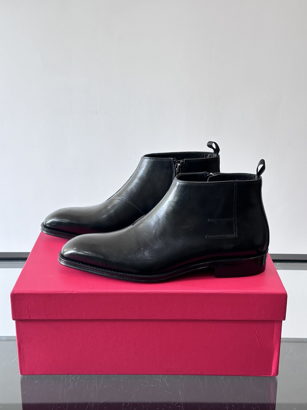 F菲拉格慕男士短靴，采用进口胎牛皮，鞋面光泽感满分，质感细腻又耐用。经典牛津设计+圆头，商务正式场合都能