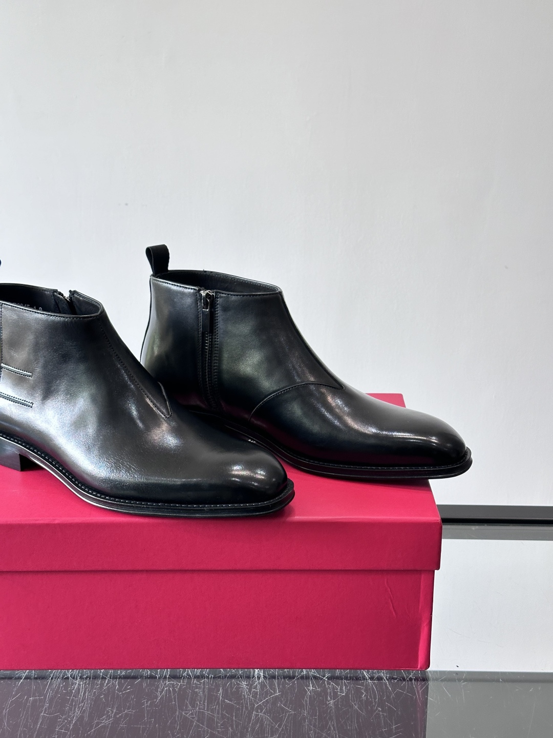 F菲拉格慕男士短靴，采用进口胎牛皮，鞋面光泽感满分，质感细腻又耐用。经典牛津设计+圆头，商务正式场合都能